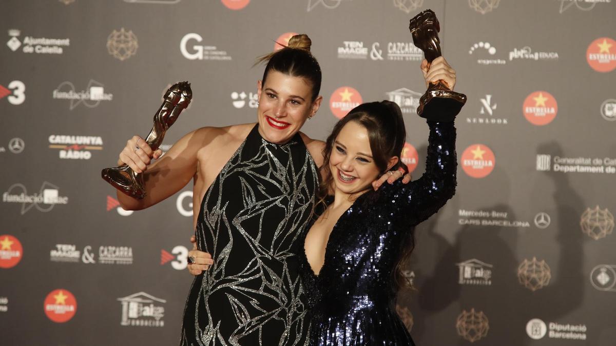 Las actrices Ángela Cervantes y Carla Quilez, posan con sus premios durante la gala de la XV edición de los Premios Gaudí