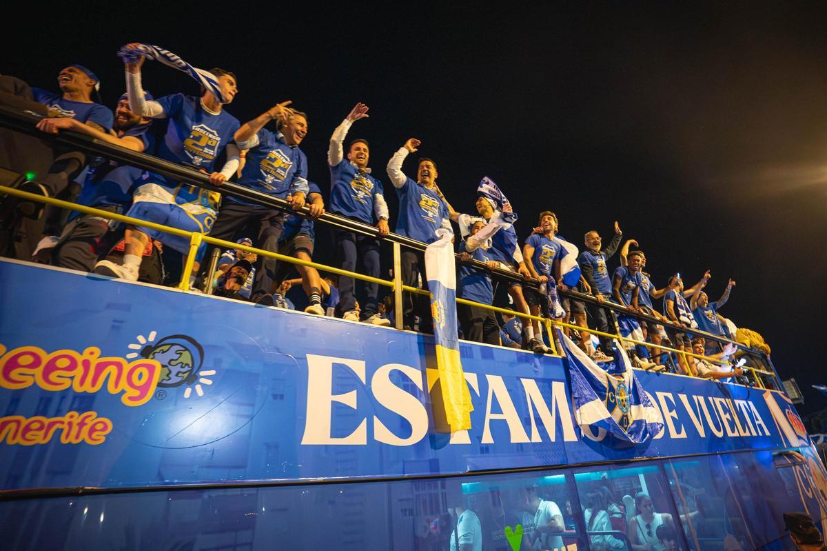 La plantilla del CD Tenerife llega al Cabildo para celebrar el ascenso con la afición blanquiazul La plantilla del CD Tenerife llega al Cabildo para celebrar el ascenso con la afición blanquiazul