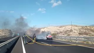 Arde un coche mientras circulaba en la autopista del Sur de Tenerife