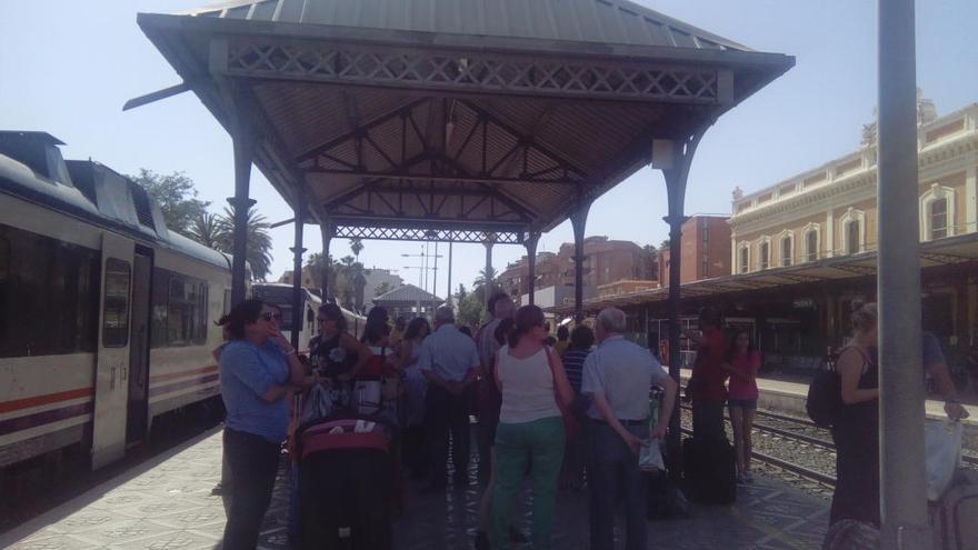 Viajeros arremolinados bajo las marquesinas del Carmen