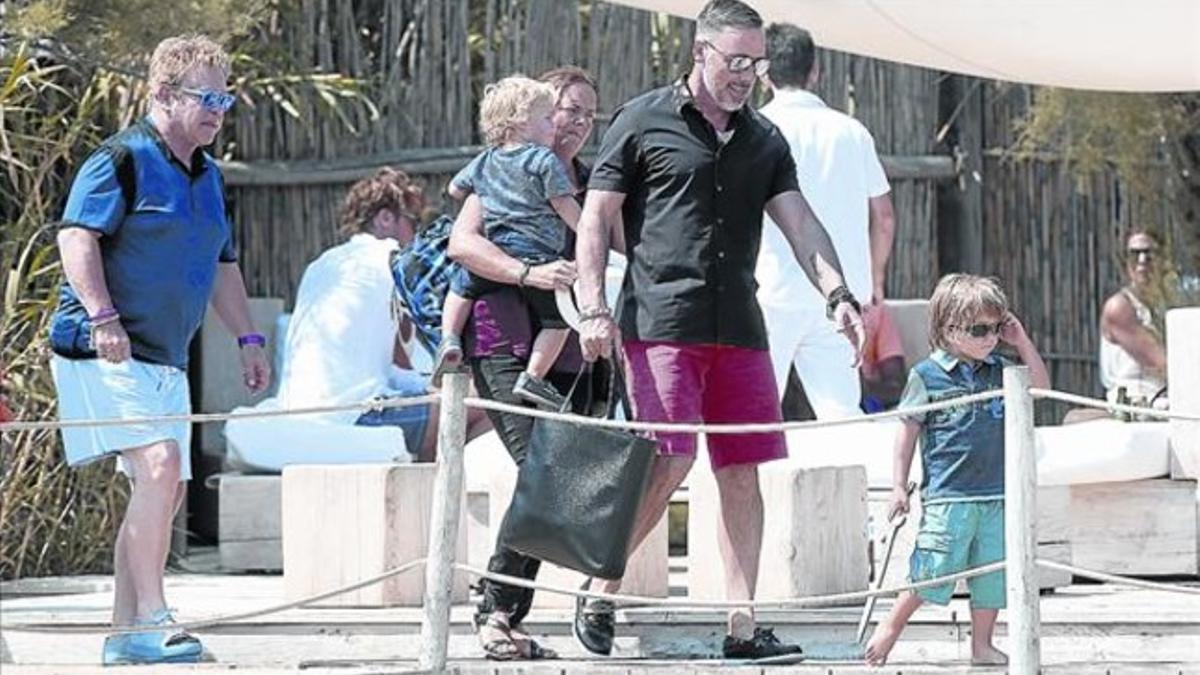 Elton John se relaja en la Costa Azul con su marido y sus hijos_MEDIA_1