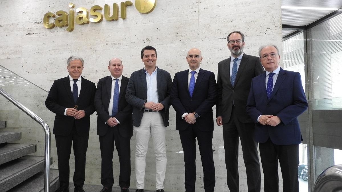 Los CEO de Kuxtabank y Cajasur junto al alcalde de Córdoba, el presidente de la Diputación, el delegado de la Junta en Córdoba y el presidente de CECO.