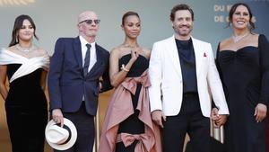Cannes (France), 18/05/2024.- (L-R) Selena Gomez, French director Jacques Audiard, Zoe Saldana, Edgar Ramirez, and Karla Sofia Gascon attend the premiere of Emilia Perez during the 77th annual Cannes Film Festival, in Cannes, France, 18 May 2024. The movie is presented in competition at the festival which runs from 14 to 25 May 2024. (Cine, Francia) EFE/EPA/SEBASTIEN NOGIER