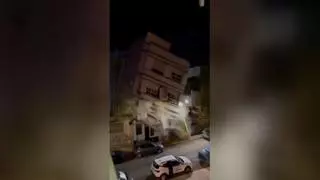 El momento en el que se derrumba un edificio en Benetusser, Valencia