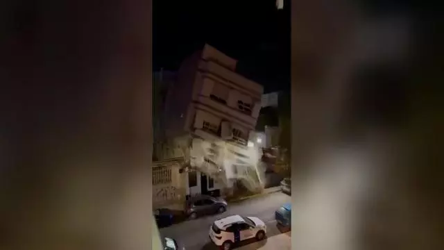 El momento en el que se derrumba un edificio en Benetusser, Valencia