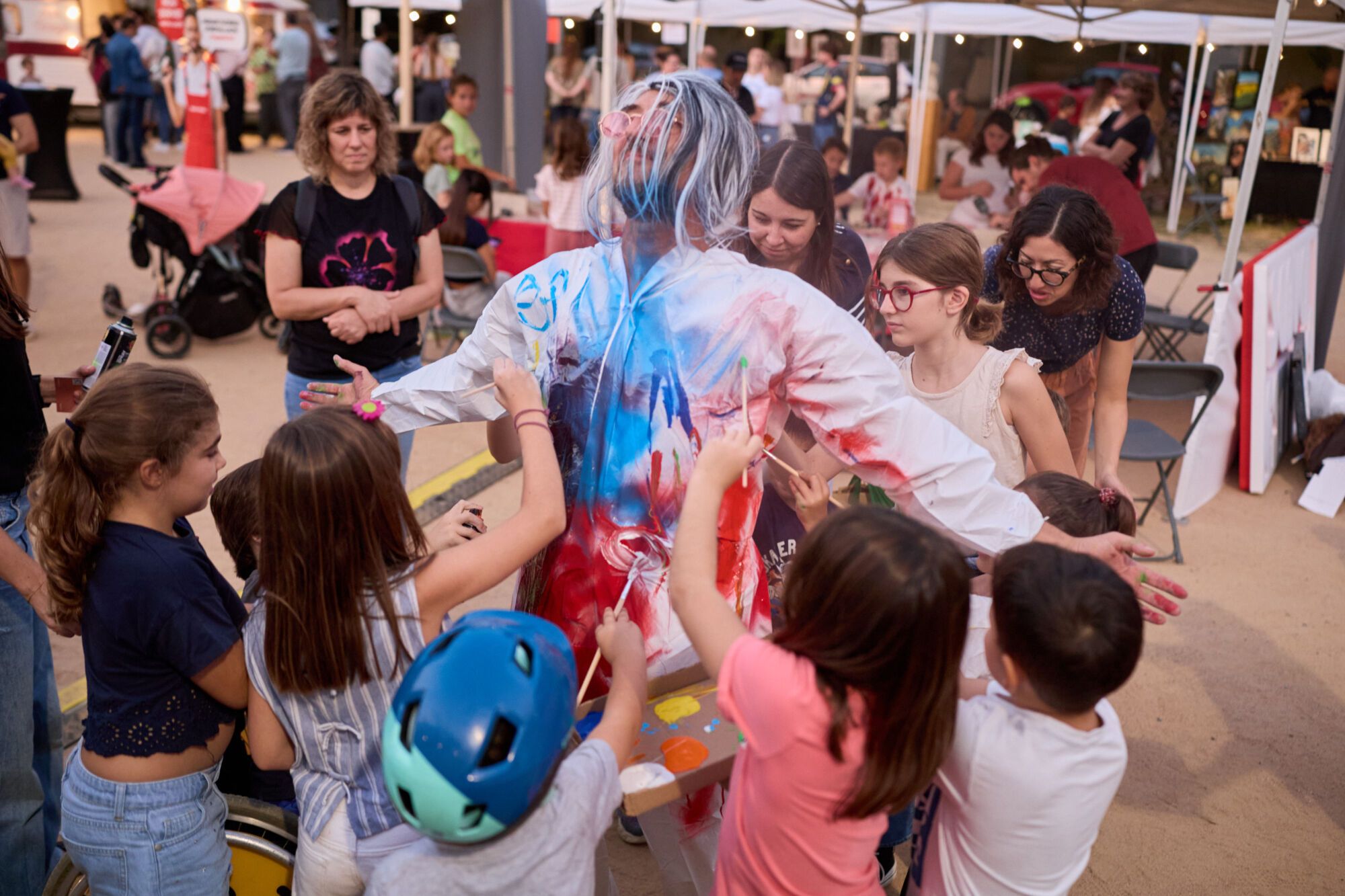 Fira La Mosquitera amb mostres d'artistes emergents, actuacions musicals i espectacles de màgia i foc.