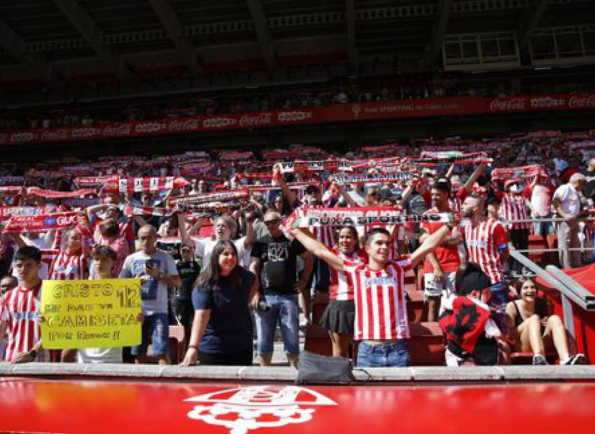 Seguidores del Racing, en La Guía, antes del partido. | Á. González