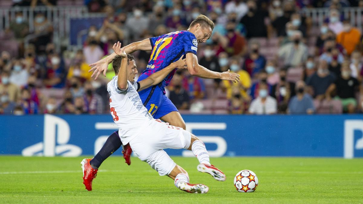 Luuk De Jong disputa el balón con Joshua Kimmich durante el Barça-Bayern de la Champions 2021/22