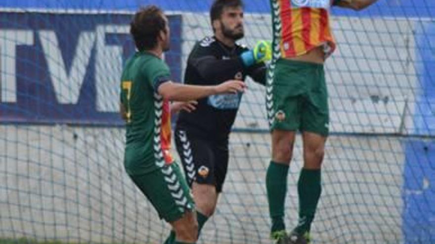 Álvaro Campos, en el centro de la imagen, en un partido.