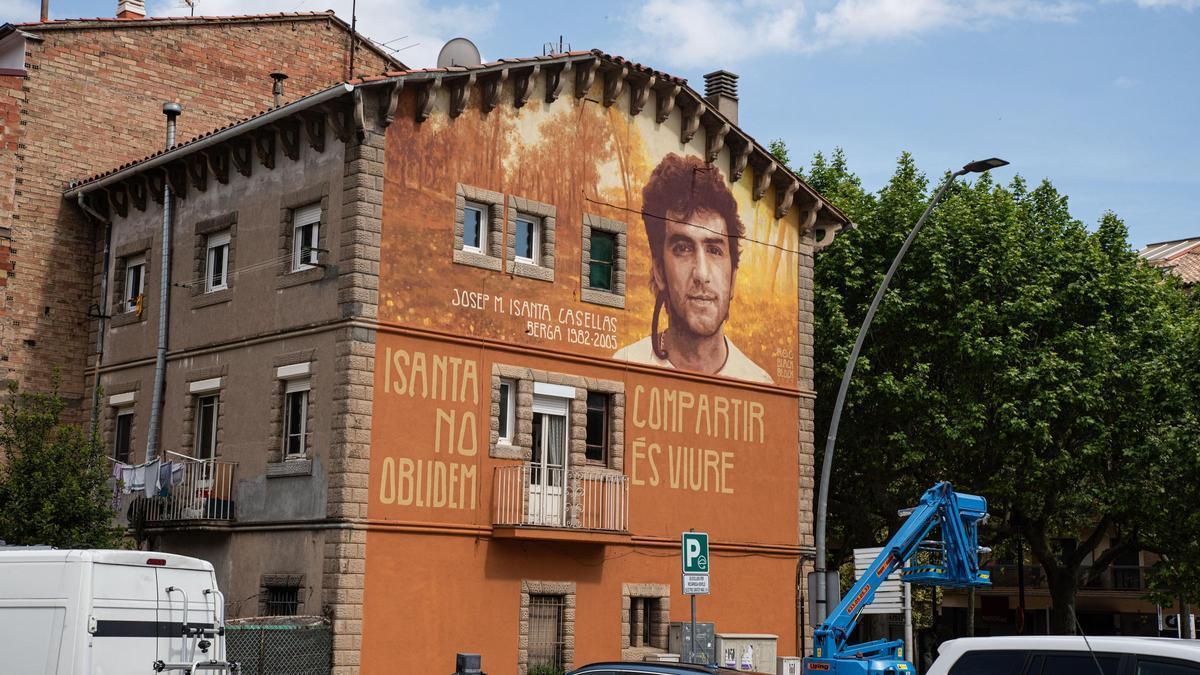 Mural en homenatge a Josep Maria Isanta, a la plaça Cim dEstela de Berga Mural en homenatge a Josep Maria Isanta, a la plaça Cim dEstela de Berga