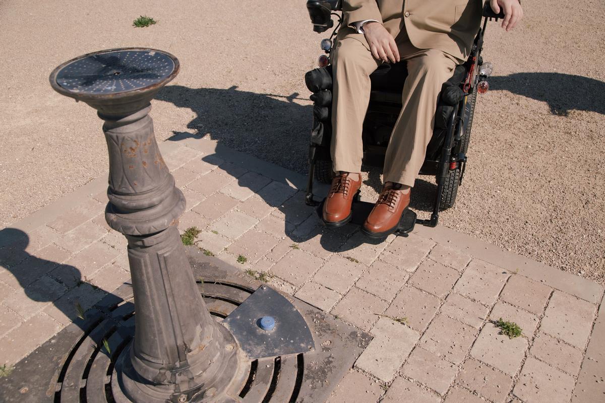 Javier Font trata de acercarse a una fuente inaccesible del parque de La Gavia, en Vallecas. 