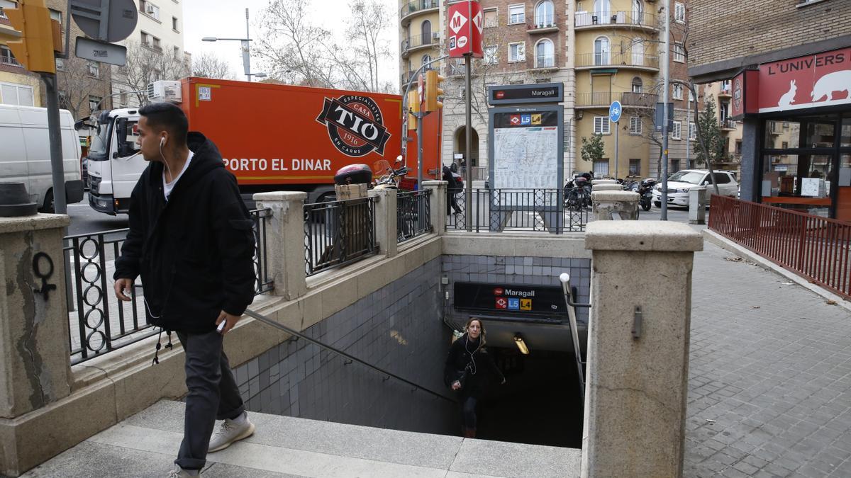 Una de las salidas de la parada de Maragall, en febrero de 2020