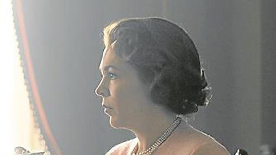 Isabel II condecora a la Isabel II de la serie ‘The Crown’