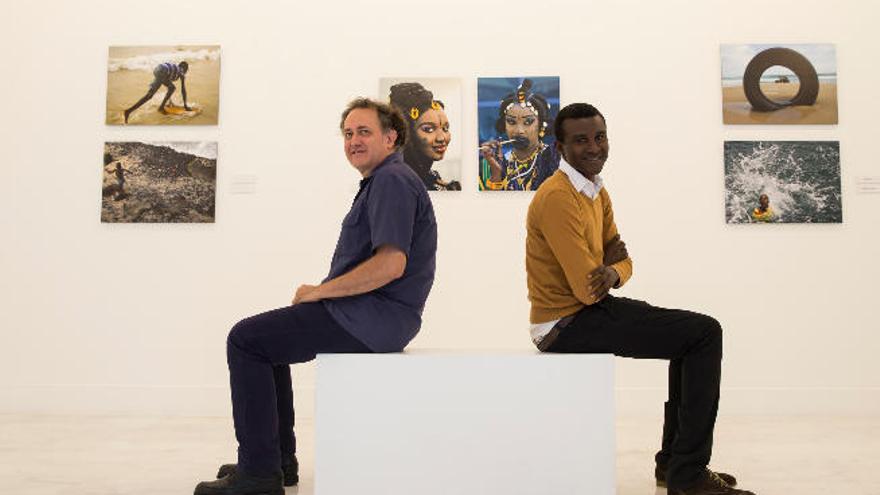 De izq. a dcha., el documentalista Pere Ortín y el fotoperiodista Mamadou Gomis, ayer, junto a algunas fotografías de &#039;Dakar, una mirada&#039;, en Casa África.