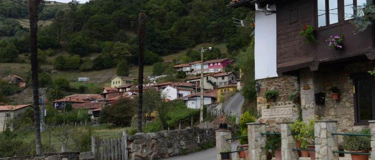 Acceso al pueblo de Gallegos.