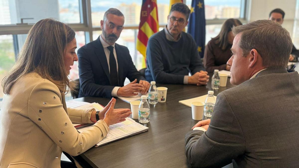 La reunión de la consellera de Justicia con el alcalde de Xàtiva, ayer.
