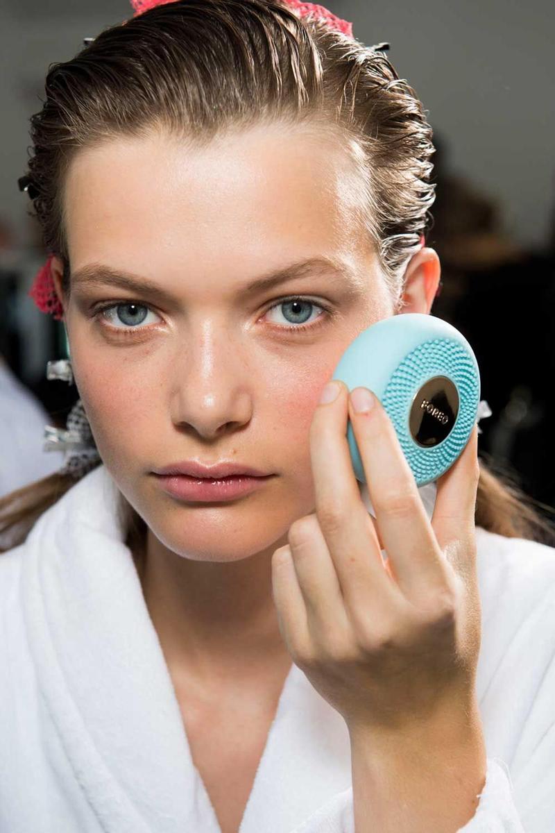 La modelo Louise Robert usa el UFO mini de Foreo en la LFW 2018