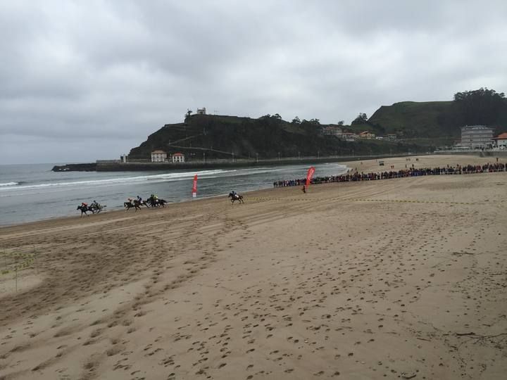 CARRERAS DE CABALLOS DE LA PLAYA DE SANTA MARINA EN RIBADESELLA