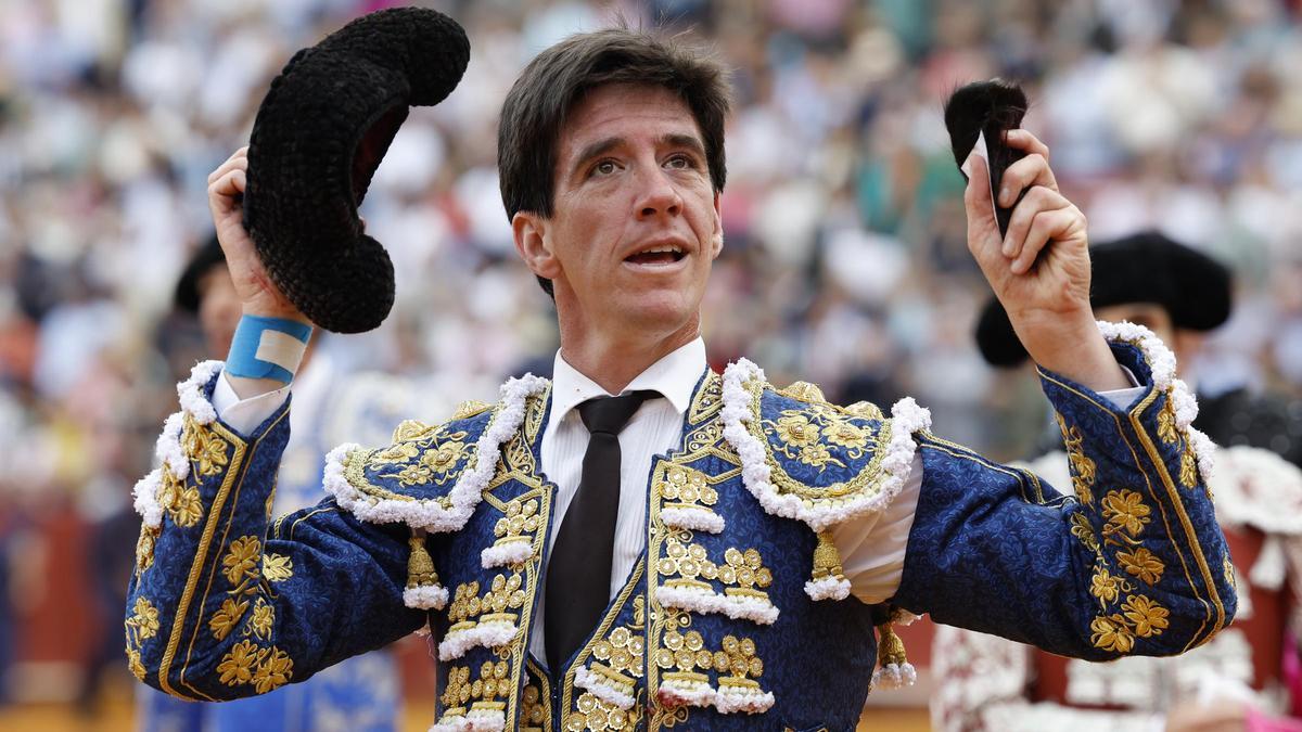 El camero Esaú Fernández cortó la única oreja en la corrida de despedida de la feria de Abril de Sevilla, este domingo, en La Maestranza.