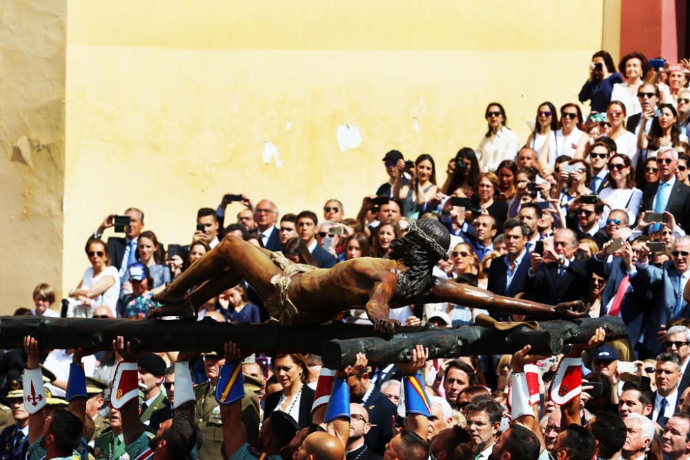 El traslado del Cristo de la Buena Muerte a cargo de la Legión volvió a congregar a numeroso público en la explanada de Santo Domingo