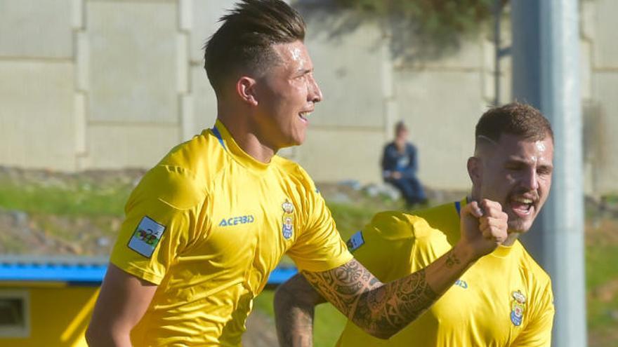 Expósito celebra su tanto ante el Granada B en el Anexo.