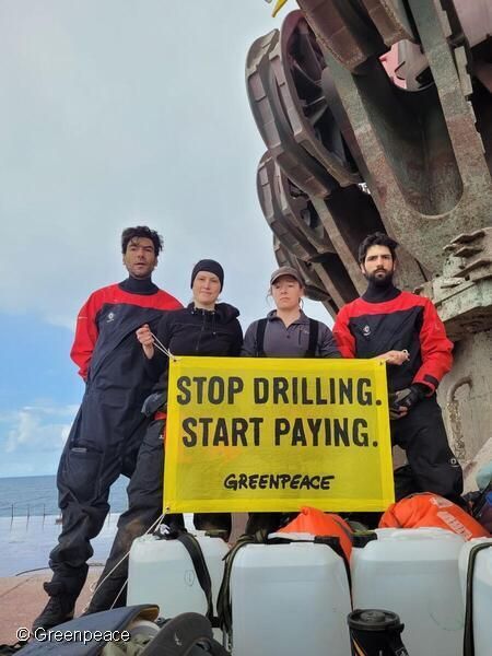 Activistas de Greenpeace se suben a una plataforma petrolífera al norte de Canarias para que deje de perforar