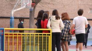 Niños en el patio de una escuela.