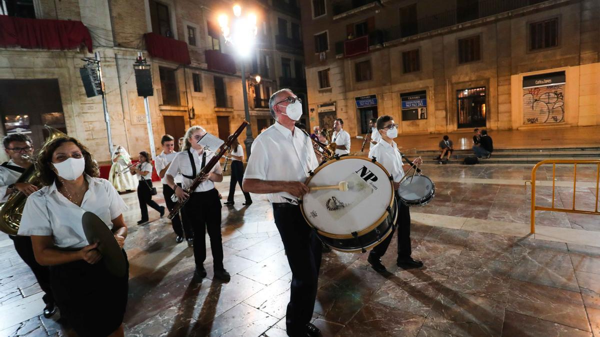 Búscate en el primer día de la ofrenda por la Calle Caballeros de las 21:00 a las 22:00