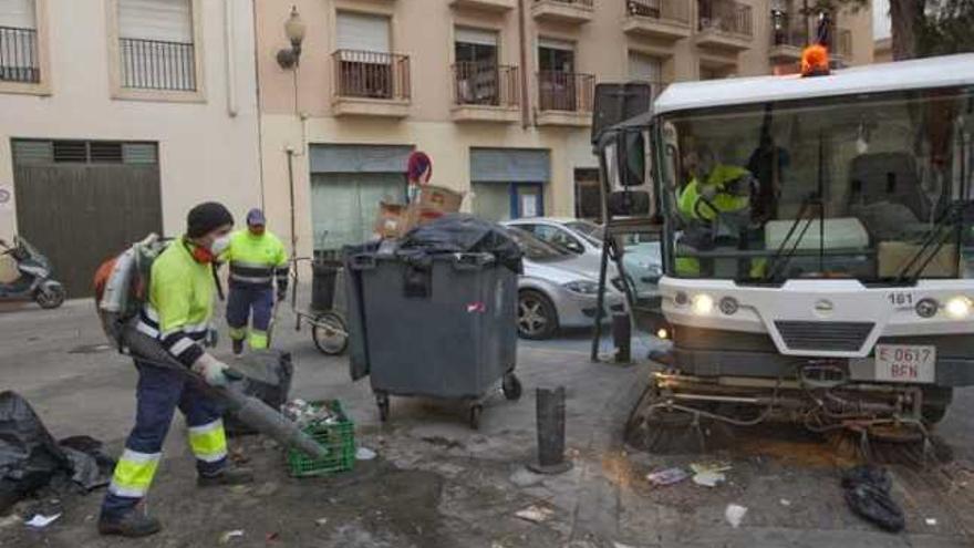 Una imagen de un camión recogiendo basuras en Orihuela el pasado año, tras una huelga.