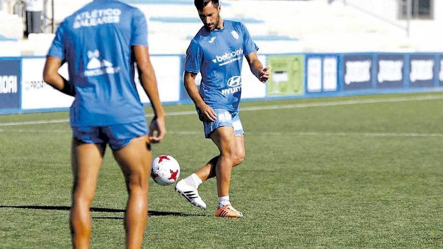 Xisco Hernández toca el balón durante un entrenamiento de esta semana en Son Malferit.