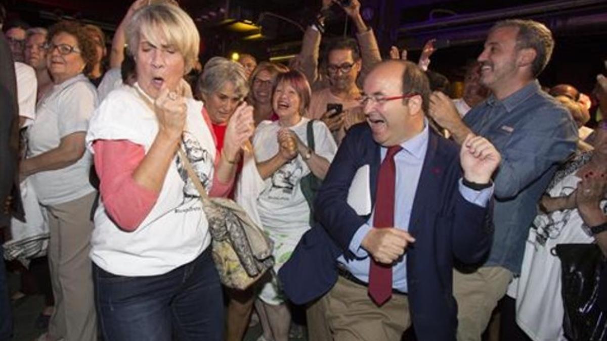 Bailando 8 Miquel Iceta y el concejal Jaume Collboni, ayer, en el mitin final del PSC.