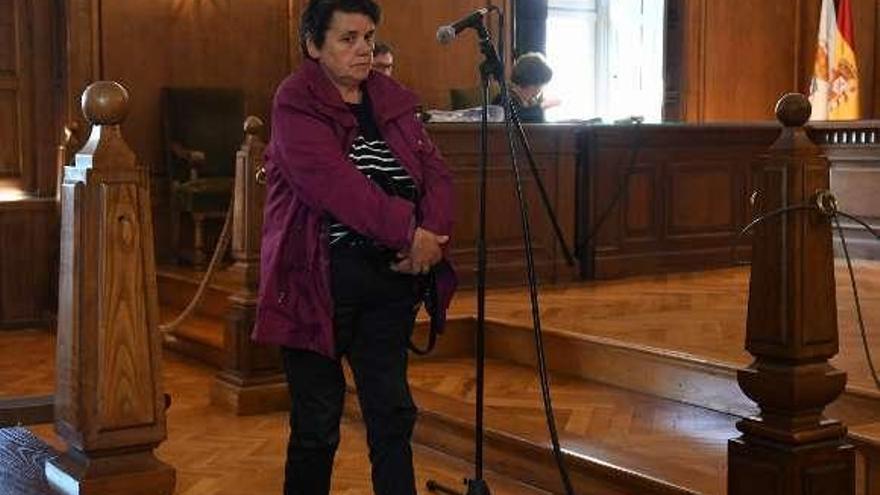 La acusada, María Avelina, en la Audiencia de Pontevedra.