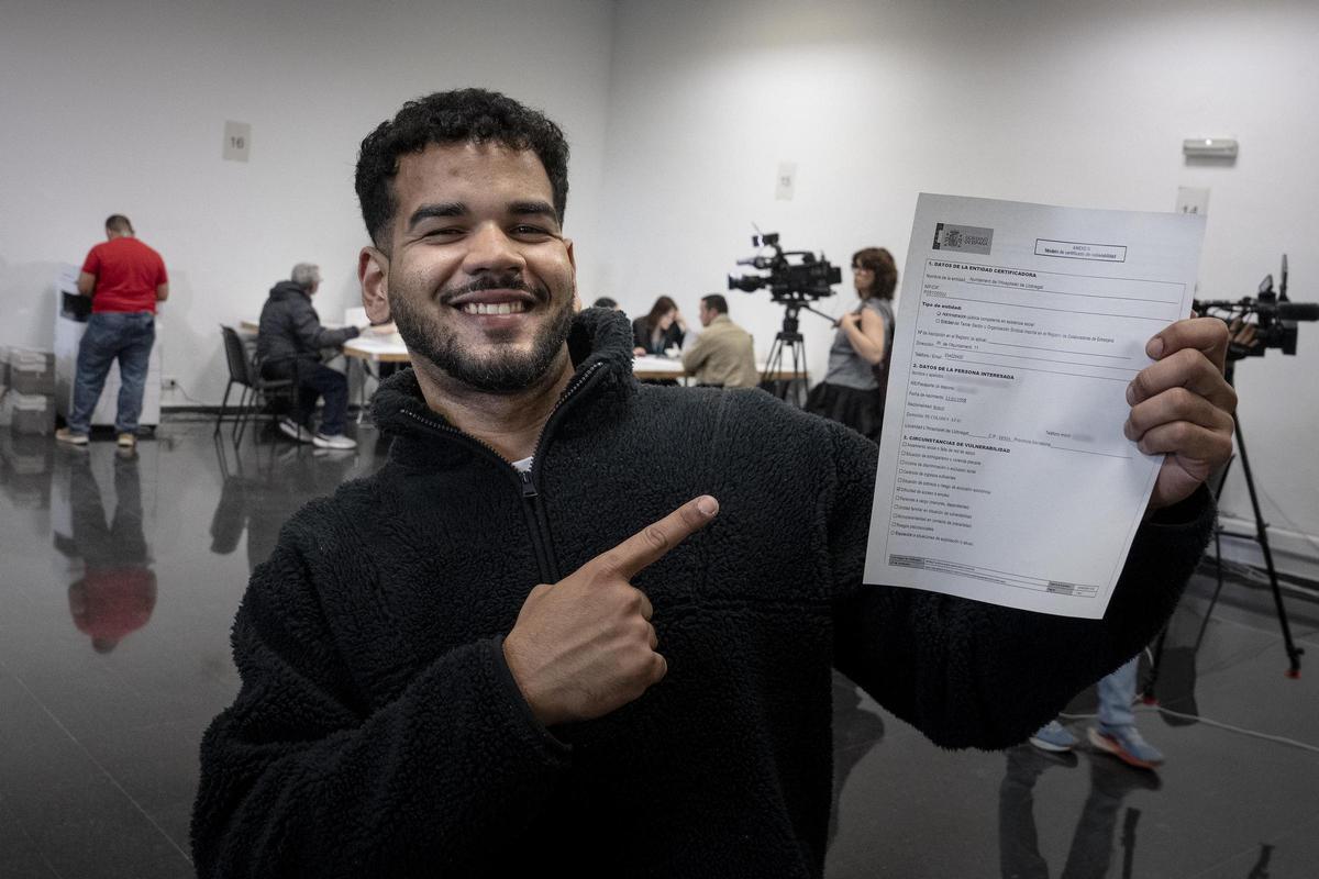 Unas 3000 personas migrantes hacen cola en La Farga de L'Hospitalet para pedir la regularización