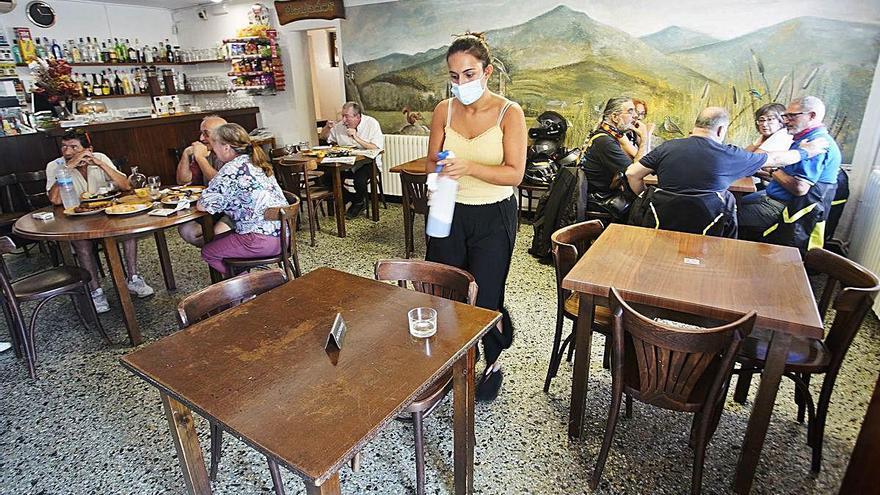 Desinfecció d&#039;una taula en un restaurant de Mieres, aquest agost.