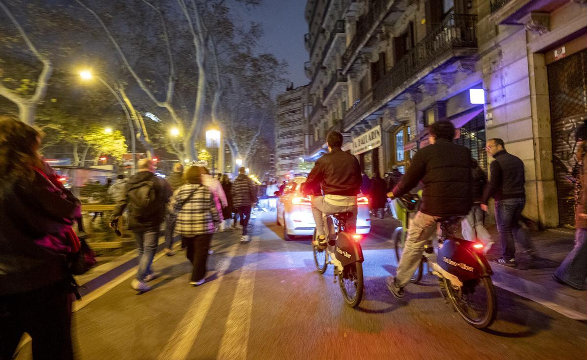 Barcelona. 01.01.2026. Barcelona. Los innumerables peatones caminando por el lateral de Gran Vía procedentes de la fiesta de año nuevo (cap d’any) 2026. Fotografía de Jordi Cotrina