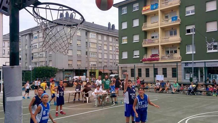 Navia disfruta del mejor baloncesto en la calle con el tradicional &quot;3x3&quot;