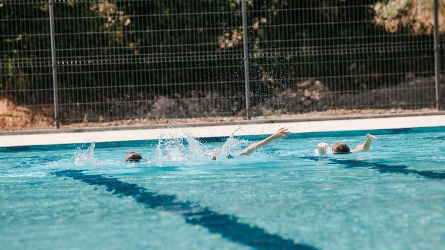 Banyistes a la piscina de Porqueres