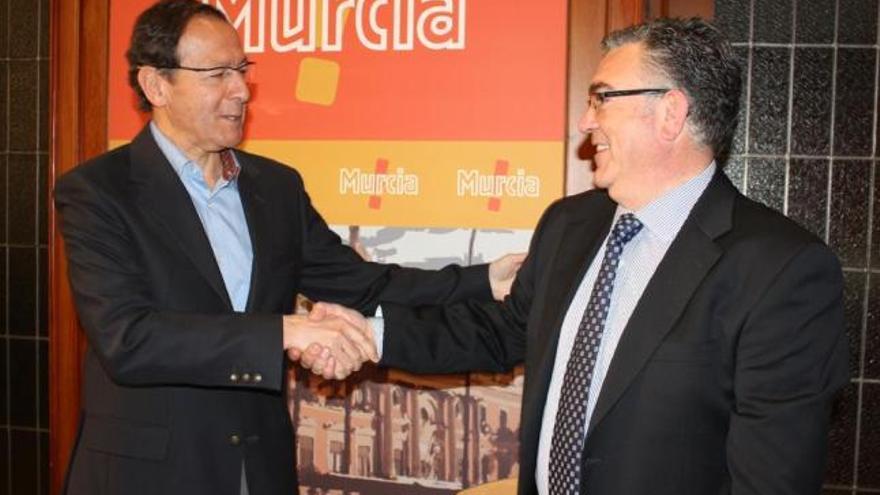 Miguel Ángel Cámara, y el director general de Aguas de Murcia, José Albaladejo, han firmado el convenio