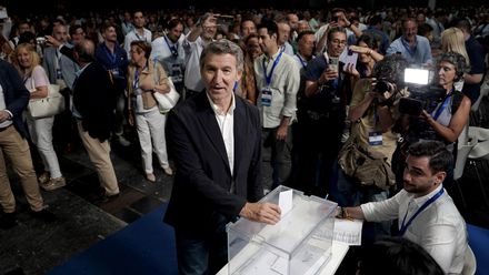 Alberto Núñez Feijóo vota en el Congreso Nacional del Partido Popular.