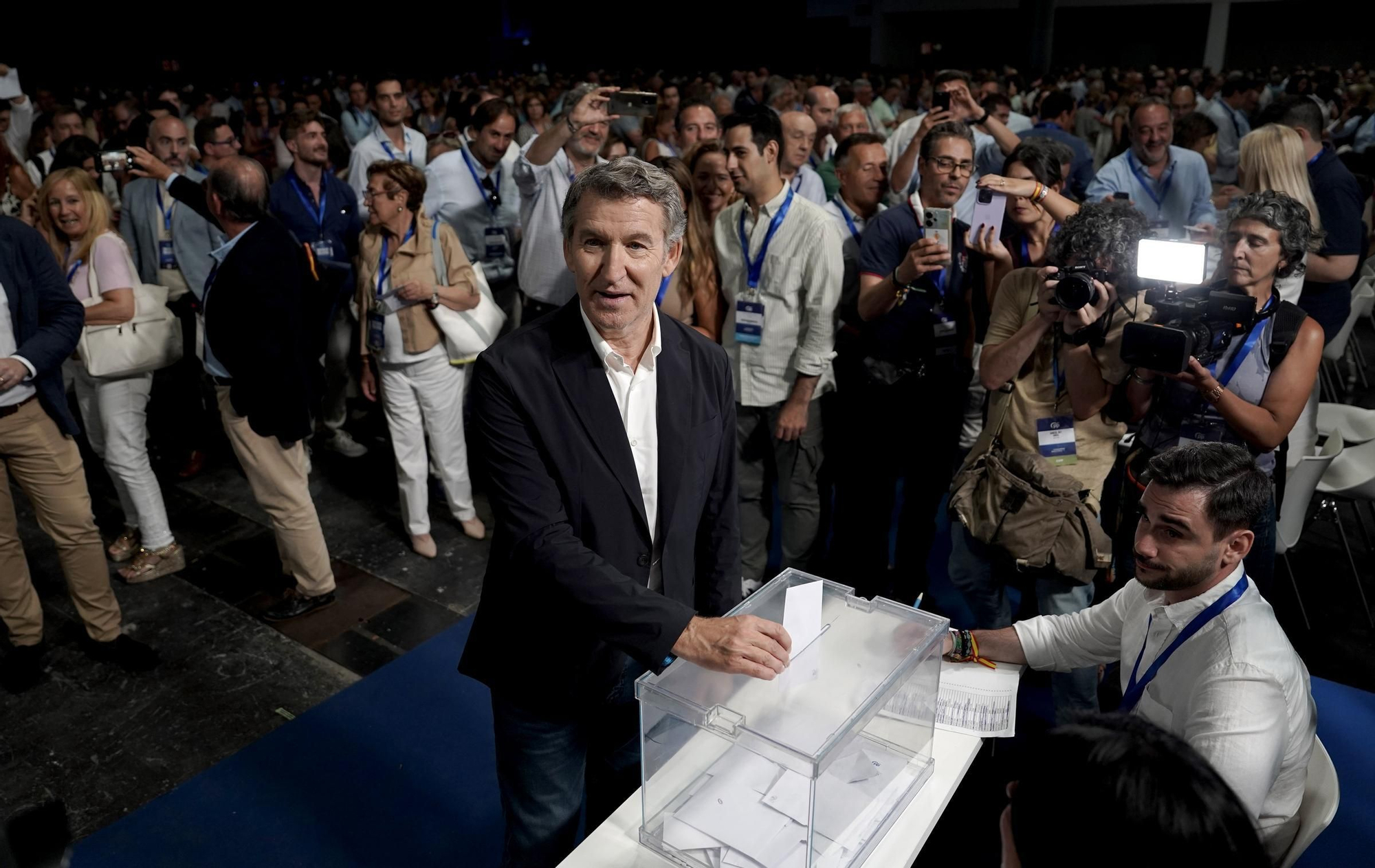 Alberto Núñez Feijóo vota en el Congreso Nacional del Partido Popular.