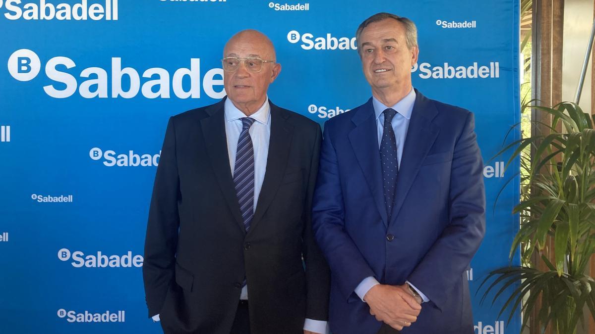 El presidente de Banco Sabadell, Josep Oliu, y el consejero delegado, César González-Bueno.