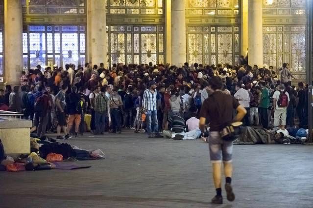 Fotogalería de miles de refugiados protestando ante la estación de trenes de Budapest cerrada