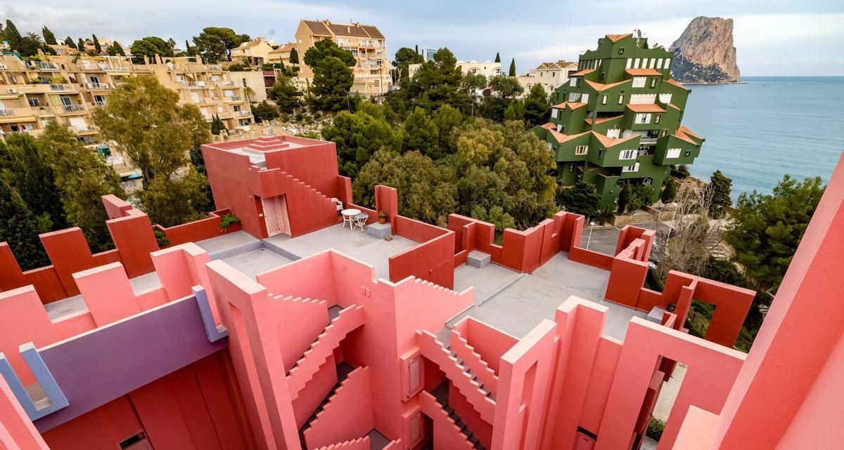 La Muralla Roja y, a la derecha, el Xanadú
