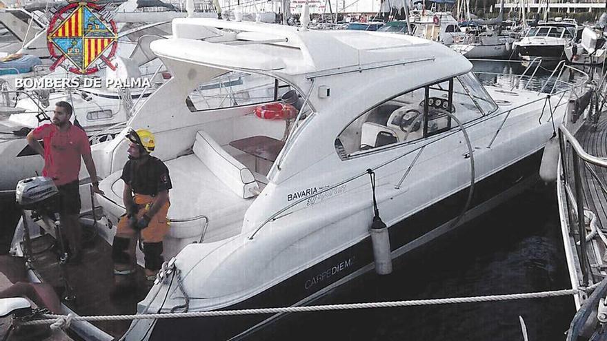 Lancha inundada en el Club de Mar