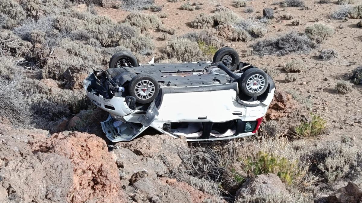 Un vehículo volcado en el Teide el pasado viernes