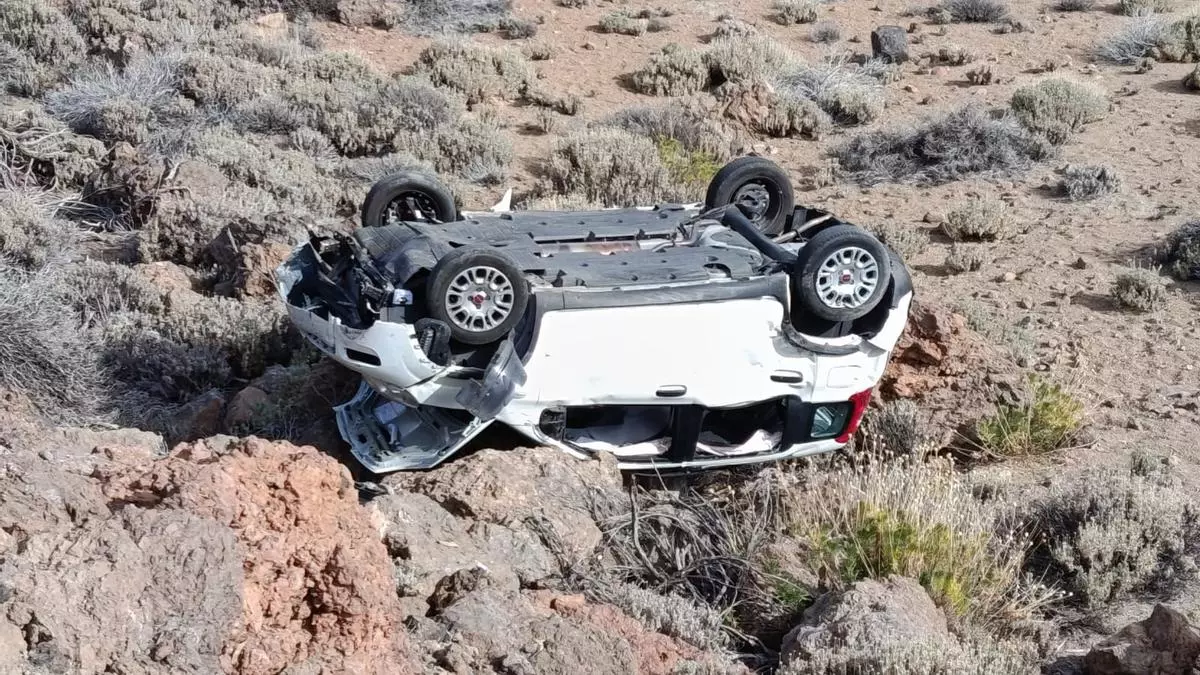 Un vehículo volcado en el Teide el pasado viernes