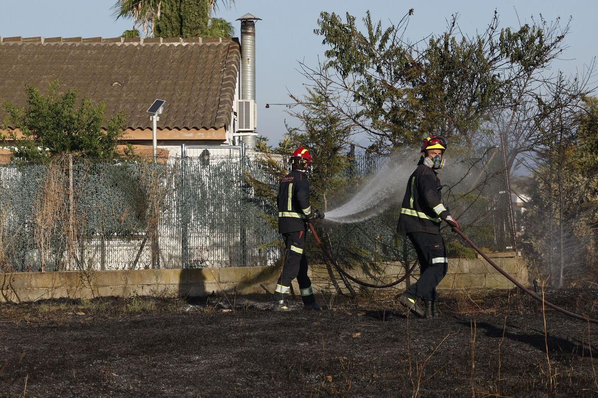 Los bomberos tratan de apagar este viernes los rescoldos del fuego, que se originó en Méntrida (Toledo) a primera hora de la tarde de ayer.