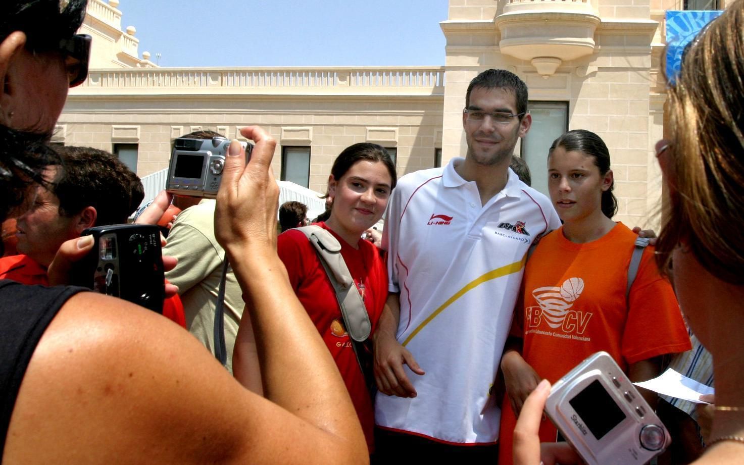 Calderón se hace fotos con dos aficionadas (2004)