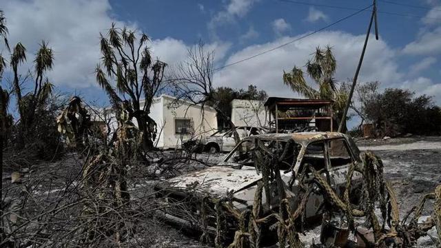 Diversos vehicles calcinats en l’incendi de Los Gallardos. | CARLOS BARBA / EFE