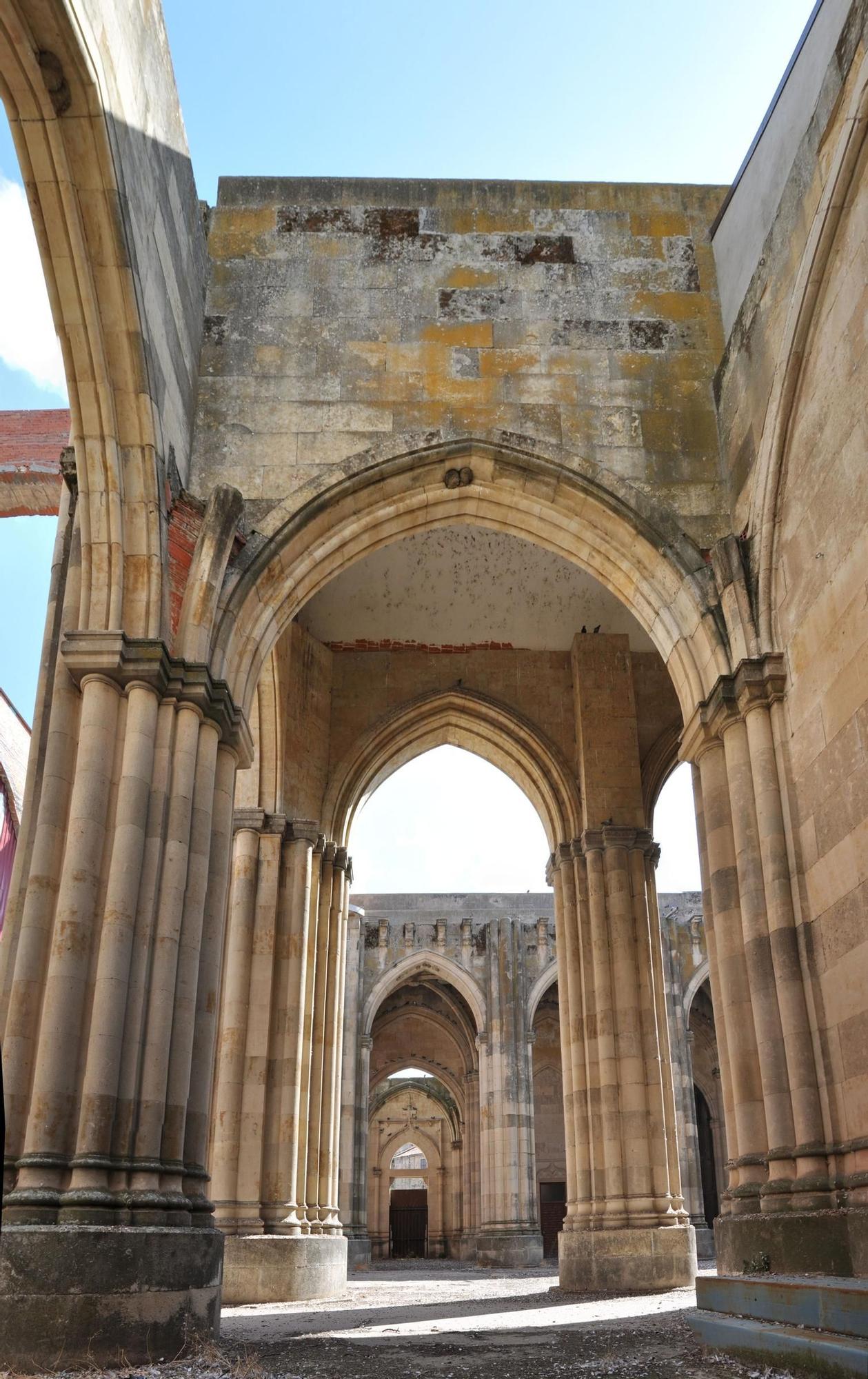 Arcos de la columnata y naves laterales de la Basílica de Santa Teresa de Jesús.